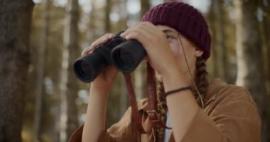 Dürbünle arama yapan kadın kaşif yaz tatilinde ormanı keşfediyor.