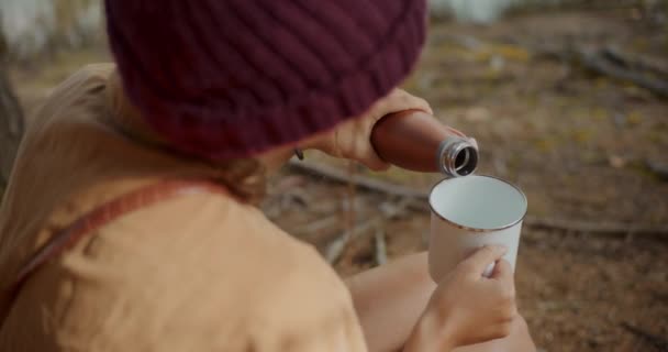 Jeune Exploratrice Versant Eau Dans Une Tasse Bouteille Alors Elle — Video