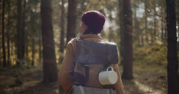 Visão Traseira Explorador Feminino Com Mochila Caneca Viagem Explorando Floresta — Vídeo de Stock