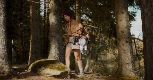 Giovane Esploratrice Tenere Zaino Tazza Viaggio Roccia Nella Foresta Durante — Video Stock