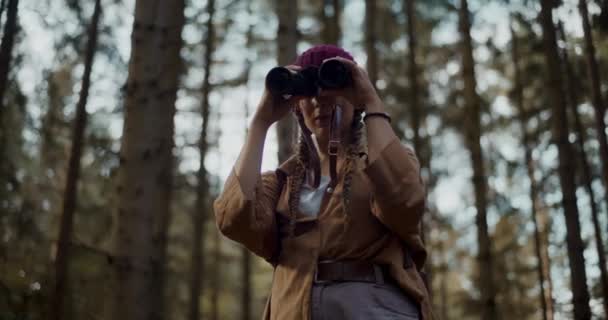 Молодая Туристка Рюкзаком Ищет Лесу Бинокль — стоковое видео