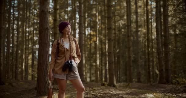 Dürbünü Şişesi Olan Kaygısız Genç Kadın Kâşif Ağaçların Arasında Dikilip — Stok video