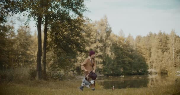Młoda Kobieta Trzyma Plecak Trawie Idzie Kierunku Jeziora Lesie Podczas — Wideo stockowe