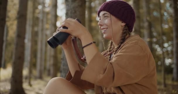 Leende Ung Kvinna Söker Igenom Kikare Medan Utforskar Skogen Sommarlovet — Stockvideo