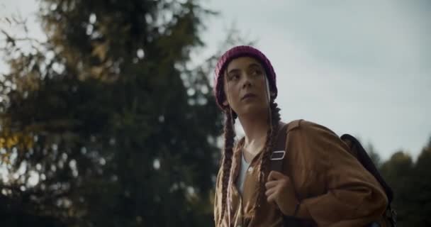Молодая Женщина Плетеными Волосами Трикотажной Шляпе Исследуя Лес Летом — стоковое видео