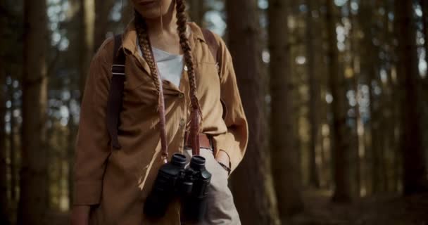 Jovem Com Mochila Binocular Explorando Floresta Durante Férias Verão — Vídeo de Stock