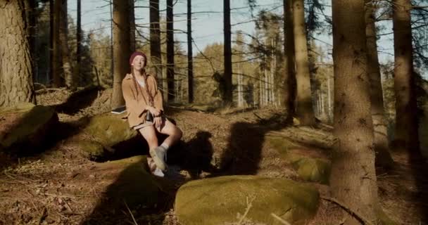 Jeune Femme Souriante Assise Sur Rocher Dans Forêt Pendant Les — Video