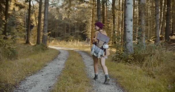 Yaz Tatili Boyunca Ormanda Sırt Çantalı Genç Bir Kadının Arka — Stok video