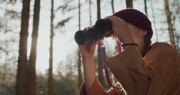 Ξέγνοιαστη Νεαρή Τουρίστρια Παρατηρώντας Μέσα Από Κυάλια Στο Δάσος Την — Αρχείο Βίντεο