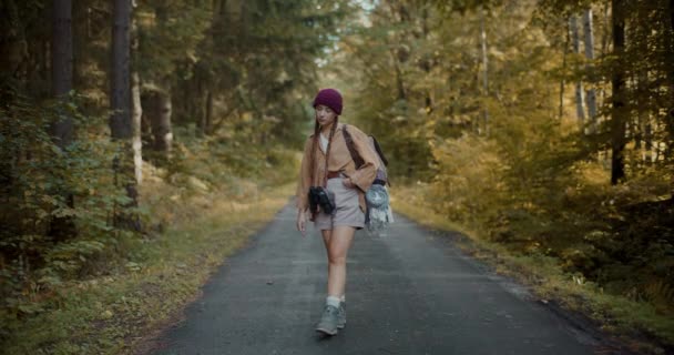Kontemplativní Mladá Průzkumnice Kroutící Nohou Cestě Mezi Stromy Lese — Stock video