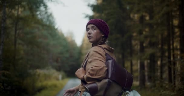 Jeune Exploratrice Insouciante Avec Sac Dos Regardant Autour Tout Marchant — Video