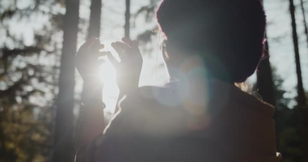 Νεαρή Γυναίκα Εξερευνητής Gesturing Στο Δάσος Κατά Διάρκεια Των Καλοκαιρινών — Αρχείο Βίντεο