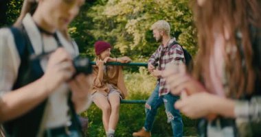 Tatil sırasında ormanda turistlerin tırabzana attığı mutlu arkadaşlar