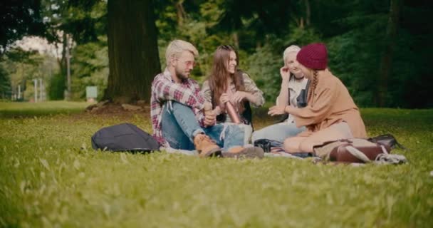 Gelukkig Jong Vrouwelijke Vrienden Praten Terwijl Zitten Gras Park — Stockvideo