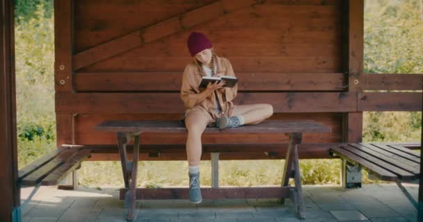 Jeune Femme Écrivant Dans Son Journal Tandis Elle Était Assise — Video