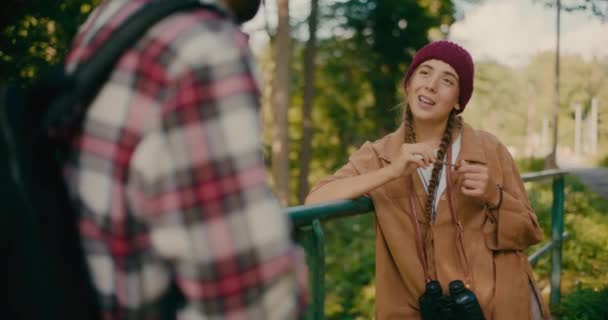 Junge Lächelnde Frau Spricht Urlaub Wald Mit Männlichem Touristenfreund — Stockvideo