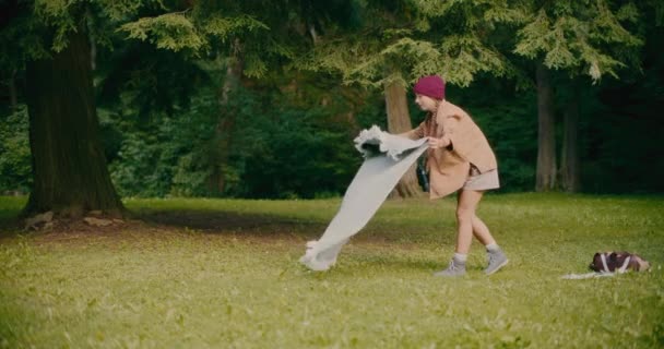 Jeune Femme Touriste Pose Couverture Sur Herbe Dans Parc Vacances — Video
