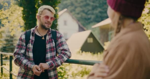 Joven Turista Masculino Usando Gafas Sol Hablando Con Mujer Vacaciones — Vídeos de Stock