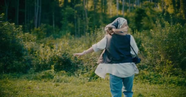 Kameralı Kaygısız Genç Kadın Tatil Sırasında Ormanda Eğleniyor — Stok video