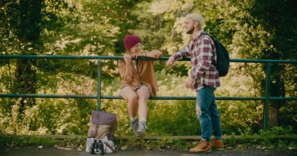 Heureux Jeunes Touristes Masculins Féminins Parlant Pendant Pause Vacances Forêt — Video