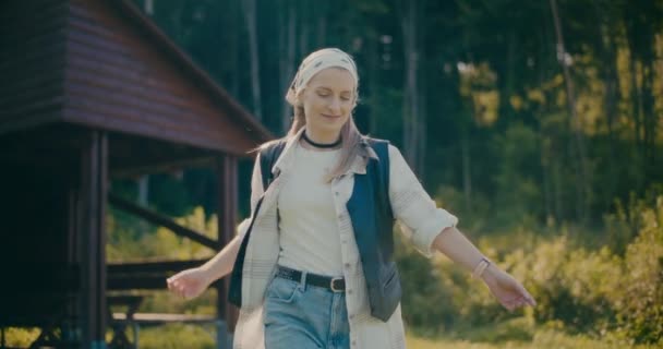 Jeune Femme Souriante Avec Bandana Explorer Forêt Pendant Les Vacances — Video