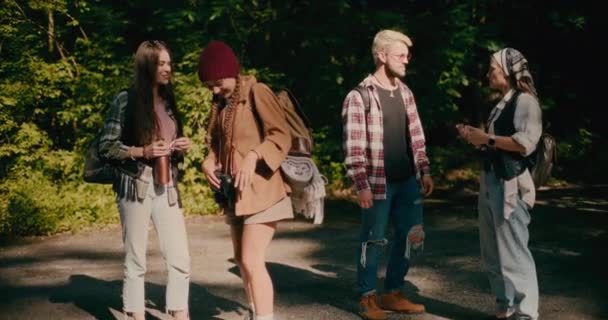 Unga Turister Vänner Pratar Med Varandra När Står Gångväg Semestern — Stockvideo