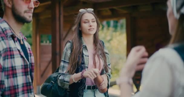 Jonge Vrouw Met Fles Praten Met Vrienden Tijdens Vakantie — Stockvideo