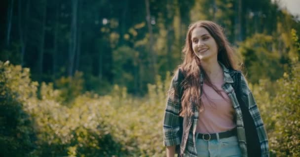 快乐的年轻女子一边在森林里散步一边享受假期 — 图库视频影像