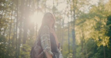 Genç bayan yürüyüşçü tatil sırasında ormanı keşfediyor.