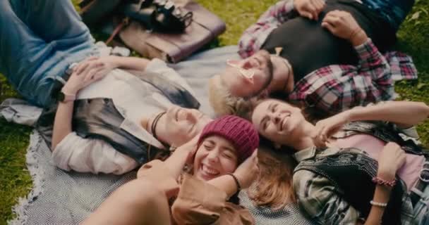 Gelukkig Vrienden Lachen Terwijl Liggend Deken Tijdens Picknick — Stockvideo