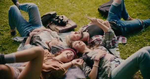 Szczęśliwy Mężczyzna Kobieta Przyjaciele Leżąc Ciesząc Się Podczas Pikniku Parku — Wideo stockowe