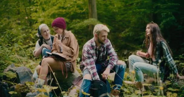 Mužské Ženské Turisty Kteří Odpočívají Skalách Mezi Stromy Lese — Stock video