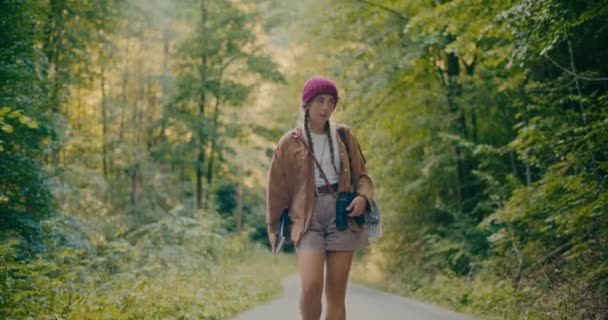 Preoccupata Giovane Donna Con Libro Esplorare Foresta Mentre Cammina Tra — Video Stock