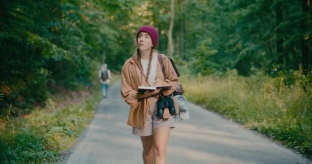 Giovane Escursionista Donna Con Libro Esplorare Boschi Mentre Cammina Sul — Video Stock