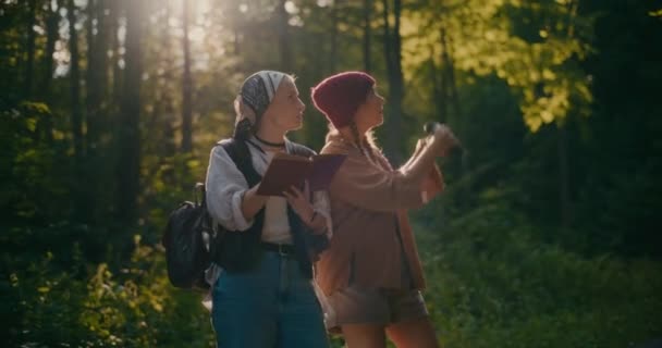 Женщина Проводит Отпуск Подругой Стоя Лесу — стоковое видео