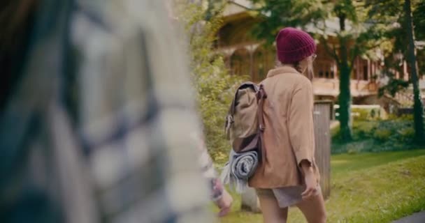 Jeunes Touristes Féminines Tricot Chapeau Randonnée Avec Des Amis Dans — Video