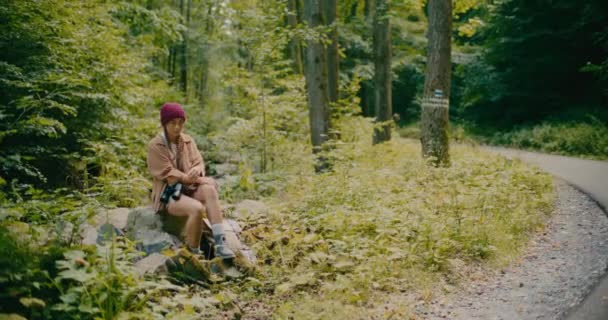 Jovem Turista Descansando Enquanto Senta Rocha Meio Árvores Floresta — Vídeo de Stock