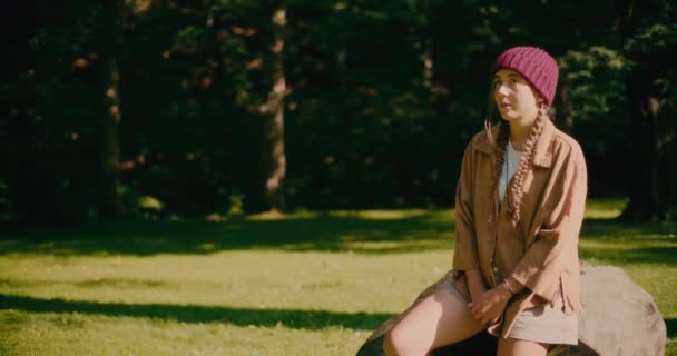 Triste Jeune Femme Assise Sur Rocher Parc Pendant Journée Ensoleillée — Video
