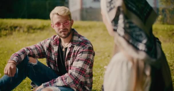 Hombre Joven Con Gafas Sol Hablando Con Amigos Durante Picnic — Vídeos de Stock