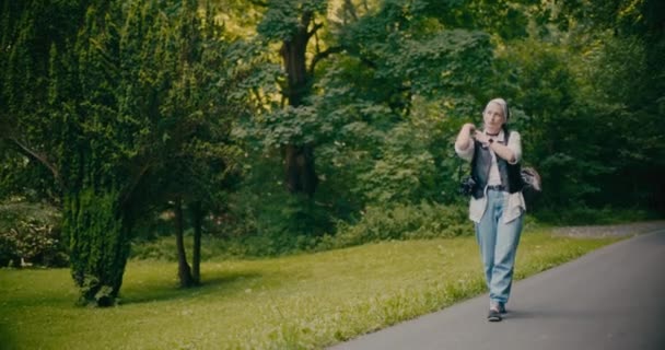 Ung Kvinnlig Turist Med Kamera Utforska Skogen Medan Går Gångväg — Stockvideo