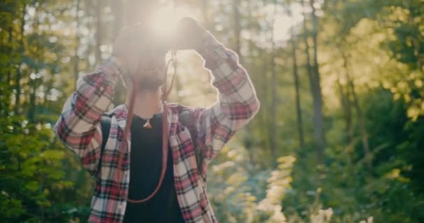 Joven Mirando Través Binocular Mientras Está Pie Bosque — Vídeos de Stock