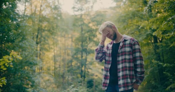 Smutný Mladý Muž Turista Hlavou Ruce Stojí Blízkosti Stromů Lese — Stock video