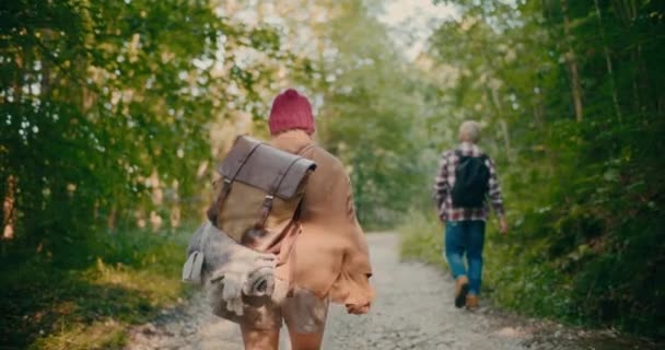 Jeune Femme Portant Sac Dos Tout Explorant Forêt Avec Des — Video