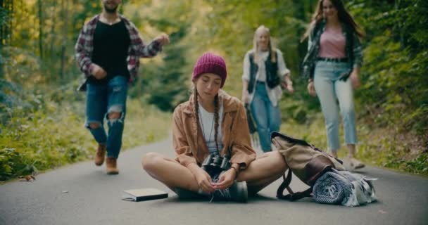 Ευτυχισμένοι Φίλοι Έκπληξη Νεαρή Γυναίκα Κάθεται Στο Δρόμο Κατά Διάρκεια — Αρχείο Βίντεο