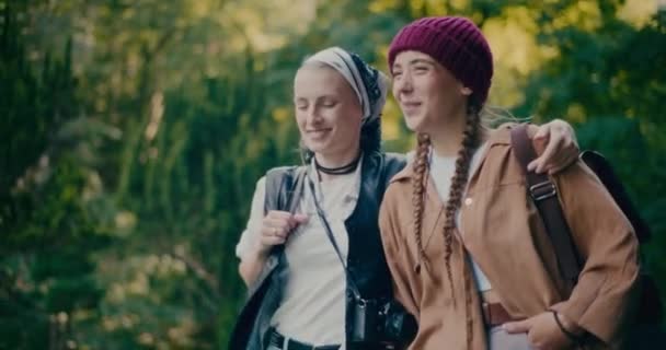 Boldog Női Turista Karját Körül Barátja Felfedező Erdőben Nyaralás Közben — Stock videók