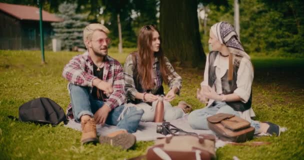 Mladý Muž Žena Mluví Přítelkyní Zatímco Sedí Trávě Parku — Stock video