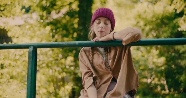 Triste Jeune Femme Assise Penchée Sur Rampe Dans Forêt Pendant — Video