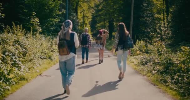休暇中に森の中で歩いている男性と女性の友人 — ストック動画