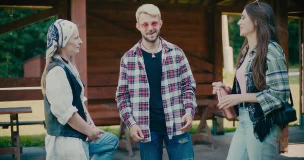 Genç Adam Tatilde Bayan Arkadaşlarıyla Tartışıyor — Stok video