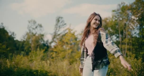 Gondtalan Fiatal Női Turista Szórakozás Nyaralás Közben Erdőben — Stock videók